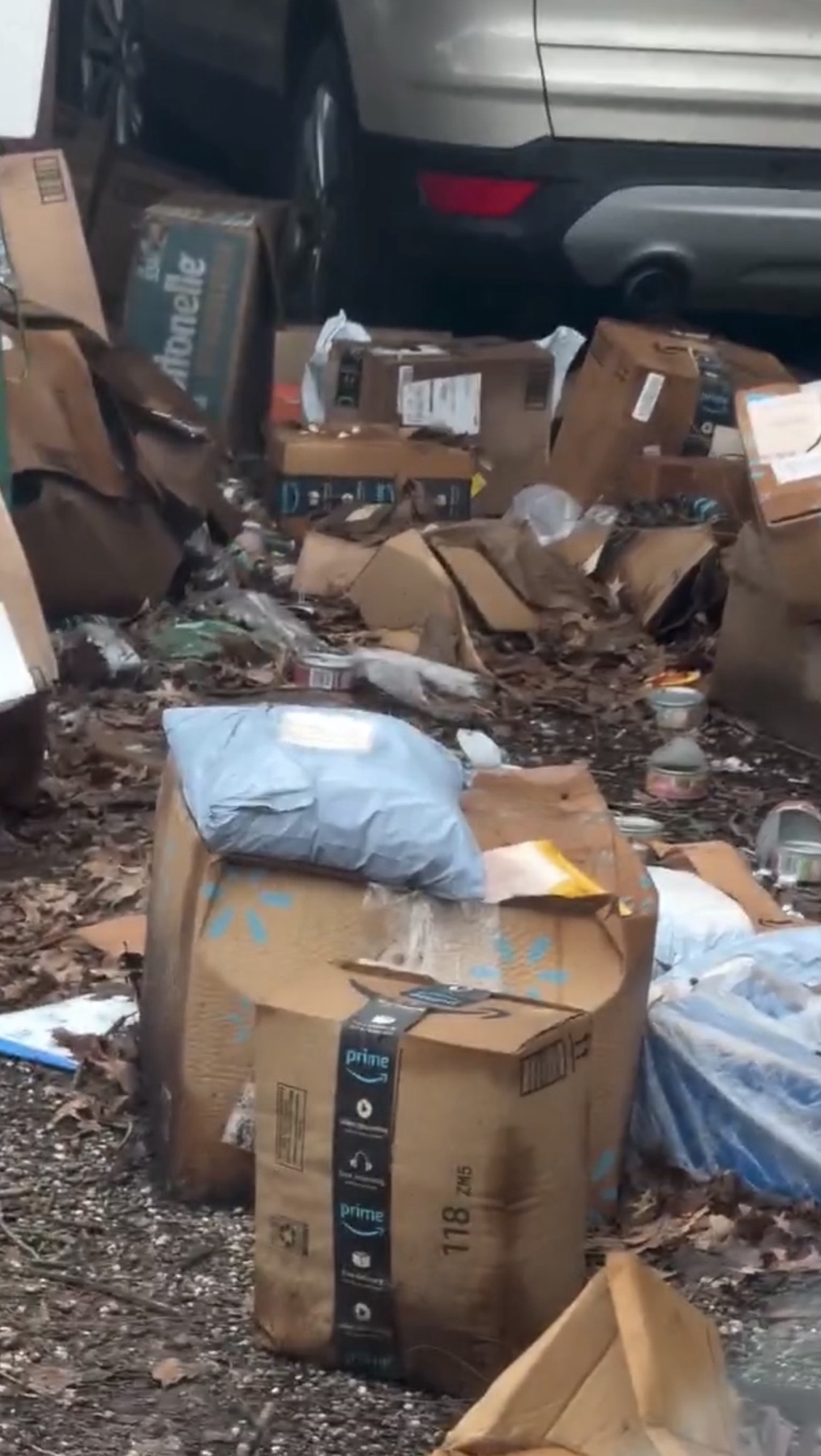 Une maison remplie de colis… jamais ouverts.