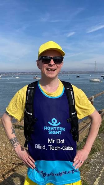 Et hop, il court un marathon sans voir grâce aux lunettes IA et c’est une première mondiale !