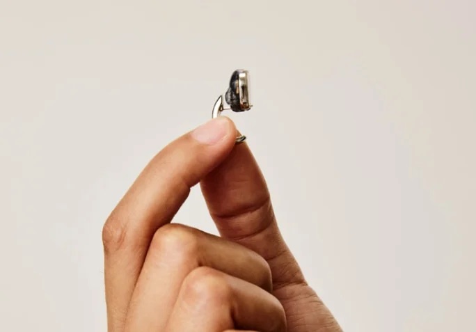 Et hop, les montres connectées, les bagues intelligentes… et maintenant les boucles d’oreilles connectées.